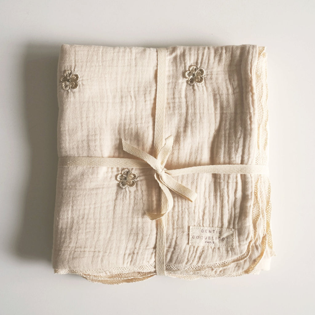 Gentil Coquelicot - Dekentje handgeborduurde bloemen met kant