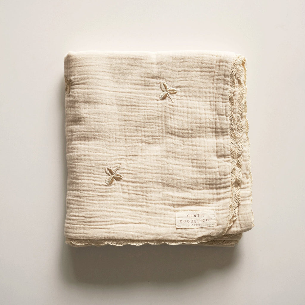 Gentil Coquelicot - Dekentje handgeborduurde klavers met kant