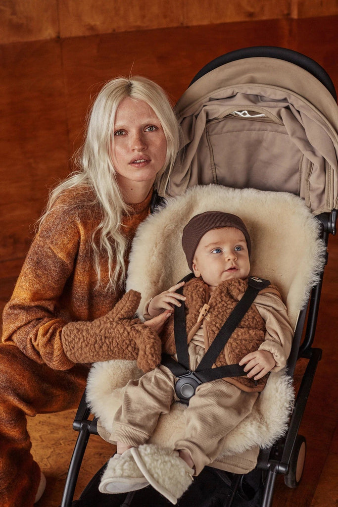 baby snuggle vest in merinowol schapenvacht van Binibamba - bij Hello Archie